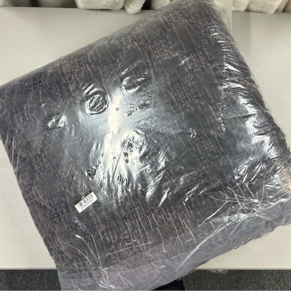 Pottery Barn Velvet Lattice Handcrafted Quilt King California King NEW - Picture 4 of 6